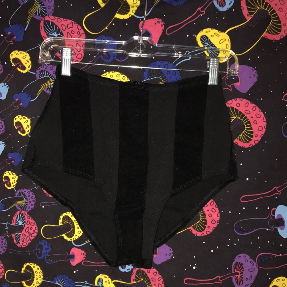 Dollskill booty shorts